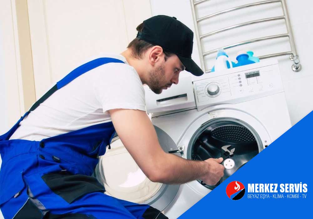 İskenderun Beko servisi teknik ustasının çamaşır makinesi onarım işlemi yapması